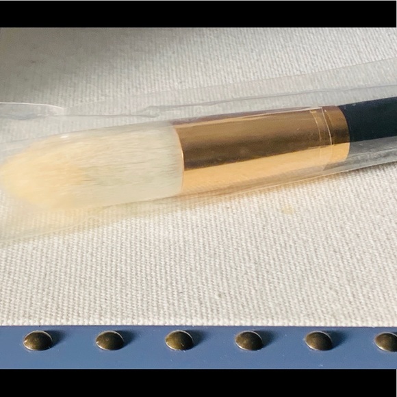 Morphe R1 Deluxe Pointed Powder Brush - Picture 5 of 5